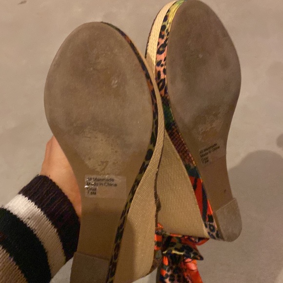 Like new Carlos Falchi print wedges 7.5M - Picture 6 of 6